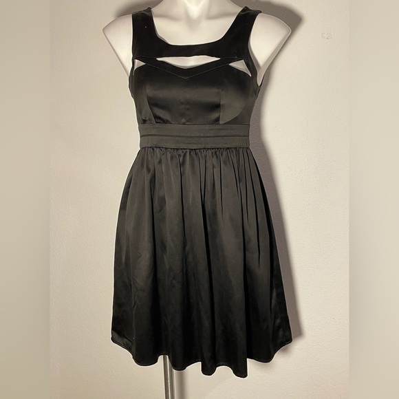 Black satin like dress with cutout size small from envy couture - Picture 3 of 10